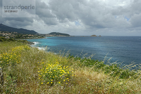 L?Île-Rousse mit Regenwolken  Nordküste  Département Haute-Corse  Korsika  Frankreich  Europa