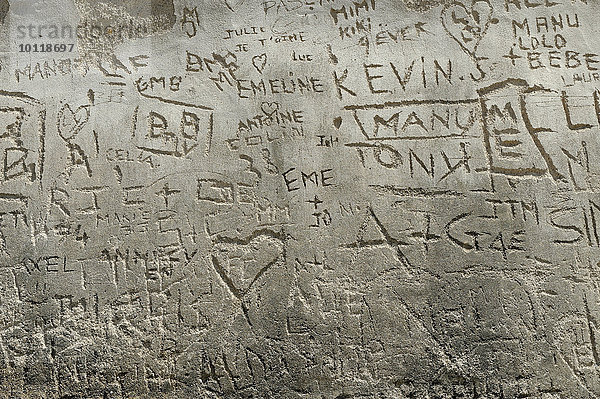 Eingeritze Namen in die Mauern der Zitadelle von Saint Florent  Nebbio  Département Haute-Corse  Korsika  Frankreich  Europa