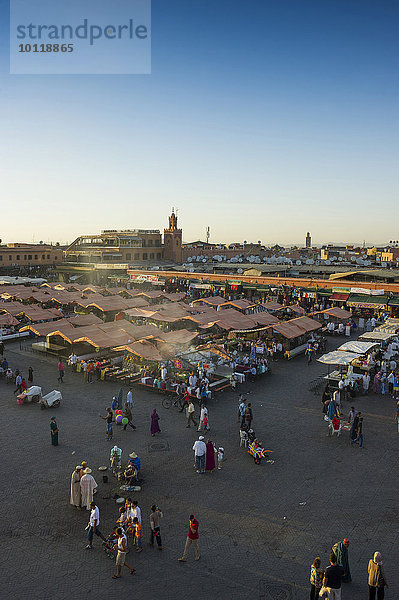 Viele Menschen auf Gauklerplatz  Djemaa el Fna  UNESCO Weltkulturerbe  im Abendlicht  Marrakesch  Marokko  Afrika