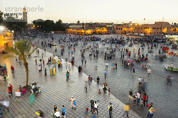 Viele Menschen auf Gauklerplatz  Djemaa el Fna  UNESCO Weltkulturerbe  im Abendlicht  Marrakesch  Marokko  Afrika