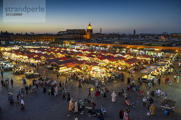 Viele Menschen auf Gauklerplatz am Abend  Djemaa el Fna  UNESCO Weltkulturerbe  Marrakesch  Marokko  Afrika