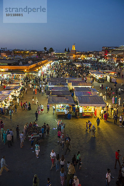 Viele Menschen auf Gauklerplatz am Abend  Djemaa el Fna  UNESCO Weltkulturerbe  Marrakesch  Marokko  Afrika