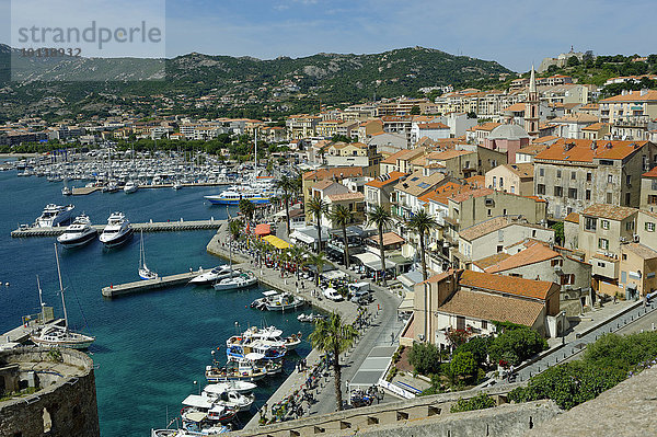 Aussicht von der Festung der Zitadelle auf die Altstadt und den Hafen von Calvi  Département Haute-Corse  Korsika  Frankreich  Europa