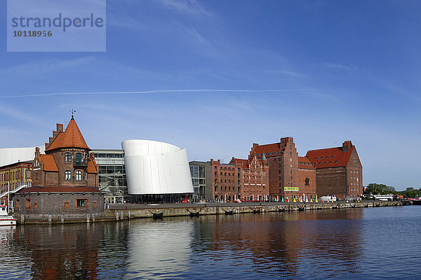 Ozeaneum  Meereskundliches Museum neben alten Speicherhäusern  Stralsund  Mecklenburg-Vorpommern  Deutschland  Europa