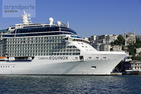 Kreuzfahrtschiff Celebrity EQUINOX  Baujahr 2009  317 2m lang  2850 Passagiere  am Kai von Karaköy  Istanbul Modern  Beyoglu  Istanbul  Türkei  Asien