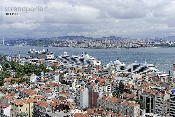 Ausblick vom Galataturm auf den Hafen für Kreuzfahrtschiffe  Istanbul Modern  Istanbul  europäischer Teil  Türkei  Asien