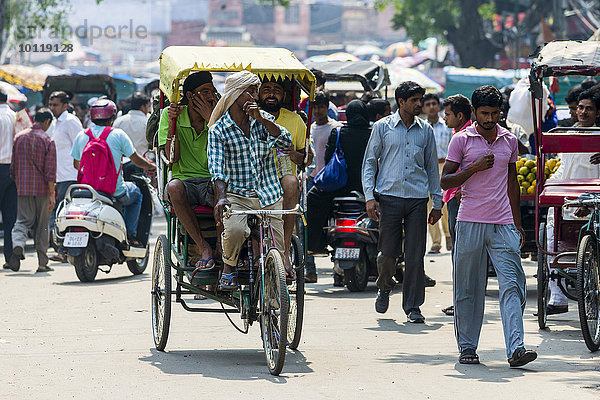 Menschen und Fahrrad-Rikschas in den Straßen des Stadtteils Old Delhi  Delhi  Indien  Asien