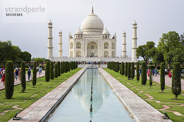 Taj Mahal nach einem Monsunregen  Agra  Uttar Pradesh  Indien  Asien