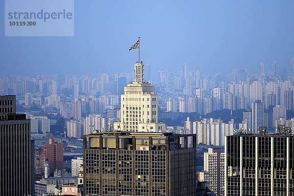 Hochhaus Edificio Banespa mit Fahne des Bundeslandes Sao Paulo vor Großstadtlandschaft mit Hochhäusern  Sao Paulo  Brasilien  Südamerika