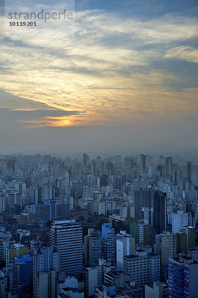 Sonnenuntergang über Großstadtlandschaft mit Hochhäusern  Sao Paulo  Brasilien  Südamerika