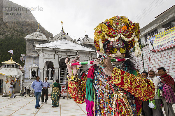Adbutswamishreekrishna  ein Sadhu  heiliger Mann aus Ujjain  beim Flötespielen vor dem Gangotri-Tempel  Gangotri  Uttarakhand  Indien  Asien