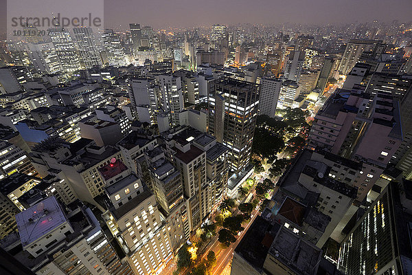 Großstadtlandschaft mit Hochhäusern  Nacht  Sao Paulo  Brasilien  Südamerika