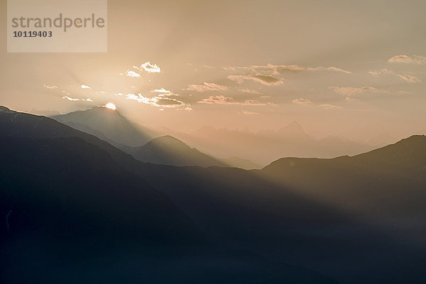 Sonnenaufgang über den Bergen der Großen Himalaya-Kette  Tungnath  Uttarakhand  Indien  Asien