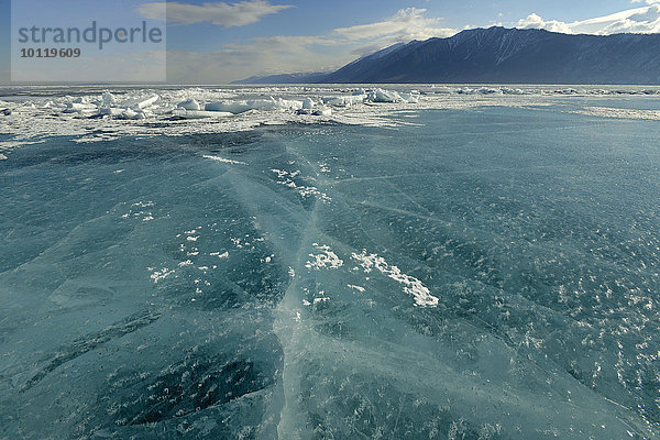 Unendliche blaue Eisfläche auf dem zugefrorenen Baikalsee  Sibirien  Russland  Europa