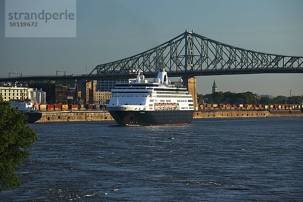 Kreuzfahrtschiff Maasdam fährt ein in den Old Port  Alter Hafen  Montréal  Provinz Québec  Kanada  Nordamerika