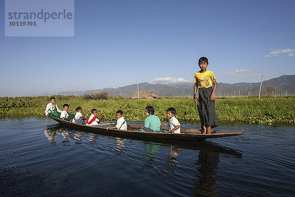 Einheimische Kinder in einem Holzboot auf dem Inle-See  Shan-Staat  Myanmar  Asien