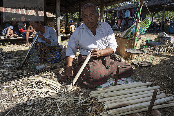 Einheimische Menschen bearbeiten Schilfrohr  Land-Markt in Maing Thauk  Inle-See  Shan-Staat  Myanmar  Asien