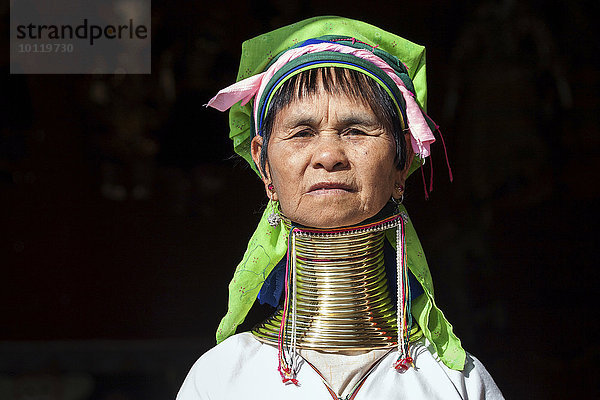 Frau vom Volkstamm der Padaung in typischer Kleidung und Kopfbedeckung  Halsschmuck  Portrait  Inle-See  Shan-Staat  Myanmar  Asien