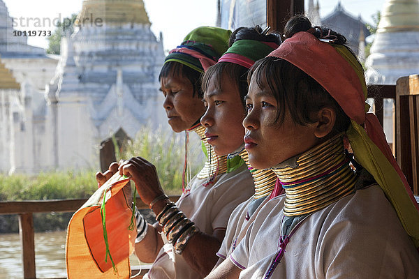 Frauen vom Volkstamm der Padaung in typischer Kleidung und Kopfbedeckung  Halsschmuck  Inle-See  Shan-Staat  Myanmar  Asien