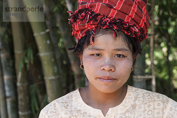Einheimische Frau vom Volkstamm der Shan  typische Kopfbedeckung  Portrait  Indein  Inle see  Shan-Staat  Myanmar  Asien