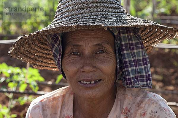 Einheimische Frau mit typischer Kopfbedeckung  Portrait  Indein  Inle-See  Shan-Staat  Myanmar  Asien