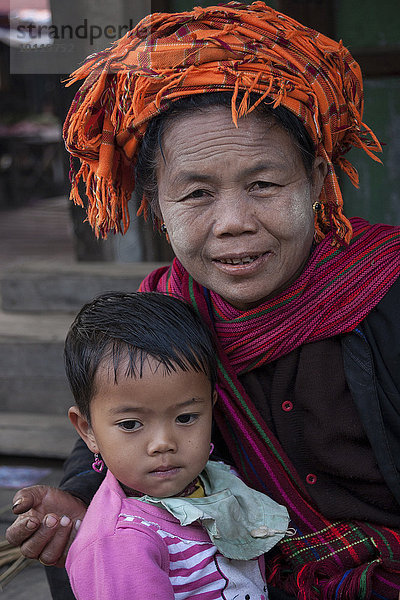 Einheimische Frau vom Volkstamm der Shan mit Kind  Portrait  Nyaungshwe  Shan-Staat  Myanmar  Asien