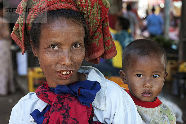 Einheimische Frau mit typischer Kopfbedeckung mit Kind  Portrait  Land-Markt in Maing Thauk  Inle-See  Shan-Staat  Myanmar  Asien