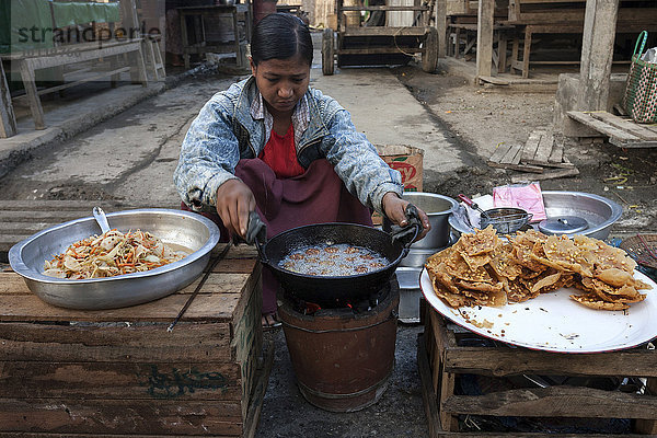Einheimische Frau beim Frittieren von Speisen  Markt in Nyaungshwe  Shan-Staat  Myanmar  Asien