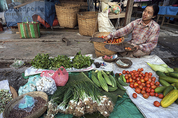 Einheimische Frau verkauft Gemüse auf dem Markt in Nyaungshwe  Shan-Staat  Myanmar  Asien