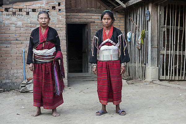 Frau Kleidung 2 Myanmar typisch Asien Volksstamm Stamm