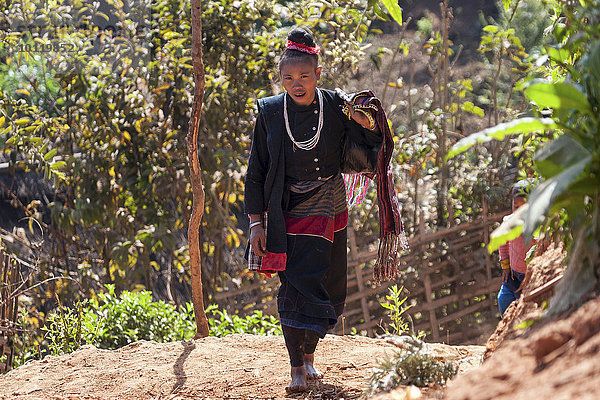 Frau Berg Kleidung Dorf Ethnisches Erscheinungsbild Myanmar typisch Asien Volksstamm Stamm