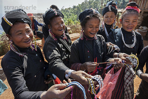 Frau Berg Kleidung Dorf Ethnisches Erscheinungsbild Myanmar typisch Asien Volksstamm Stamm