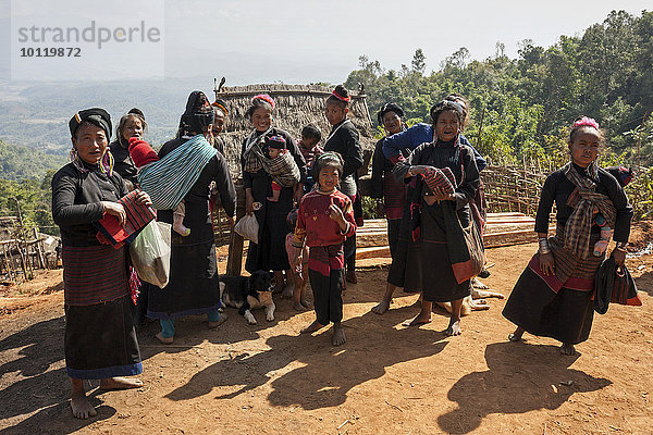 Frau Berg Kleidung Dorf Myanmar typisch Asien Volksstamm Stamm
