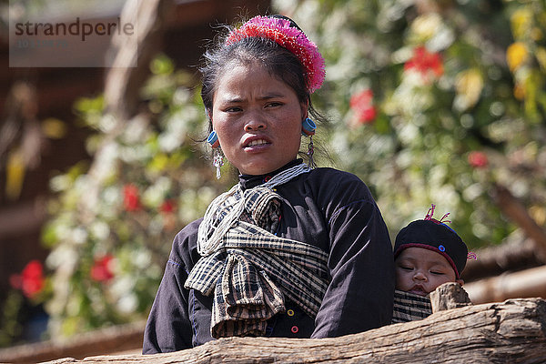 junge Frau junge Frauen Portrait Berg Kopfbedeckung Kleidung Dorf Schmuck jung Ethnisches Erscheinungsbild Myanmar typisch Asien Volksstamm Stamm