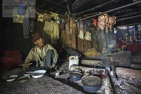 kochen Berg Mann Dorf Gericht Mahlzeit Zimmer blass Myanmar Asien Volksstamm Stamm