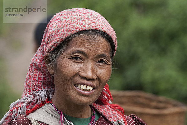 Portrait Frau Berg Dorf blass Myanmar Asien Volksstamm Stamm