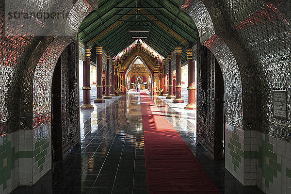 Eingang zur Kuthodaw Pagode und Maha Lawka Marazein Pagode  Mandalay  Division Mandalay  Myanmar  Asien