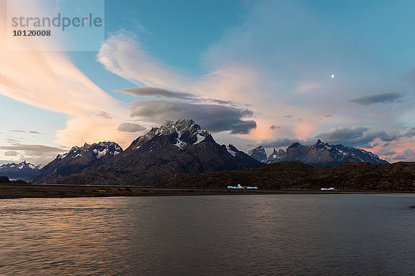 Cuernos del Paine und Lago Grey im Abendlicht  Nationalpark Torres del Paine  Patagonien  Chile  Südamerika