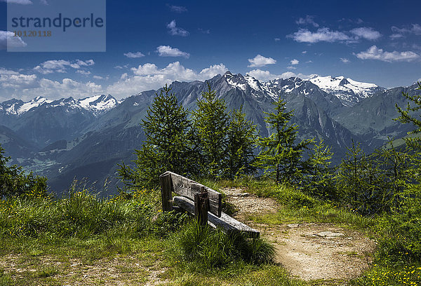 Sitzbank am Goldried mit Ausblick zum Großvenediger  Hohe Tauern  Osttirol  Tirol  Österreich  Europa