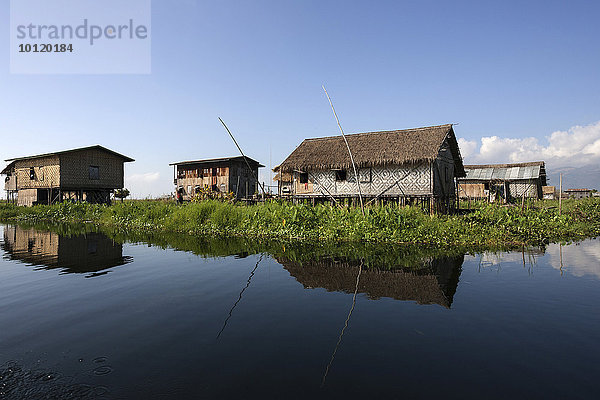 Traditionelle Stelzenhäuser im Inle-See mit Spiegelung im Wasser  Shan-Staat  Myanmar  Asien