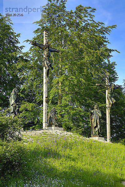 Kreuzigungsgruppe auf dem Kalvarienberg  Bad Tölz  Oberbayern  Bayern  Deutschland  Europa
