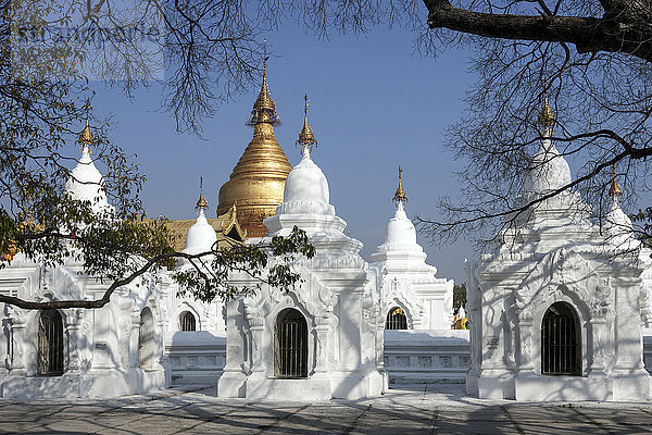 Stupas der Kuthodaw Pagode  hinten die vergoldete Maha Lawka Marazein Pagode  Mandalay  Division Mandalay  Myanmar  Asien