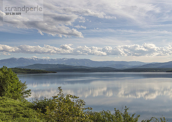 Ogosta-Stausee mit Blick auf das Balkangebirge  Montana  Bulgarien  Europa