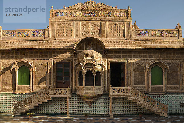 Museumseingang  verzierte Sandsteinfassade  Mandir Palace Hotel  Jaisalmer  Rajasthan  Indien  Asien