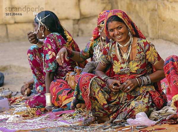 Verkäuferinnen in farbenfrohem Sari verkaufen Souveniers  Jaisalmer  Rajasthan  Indien  Asien