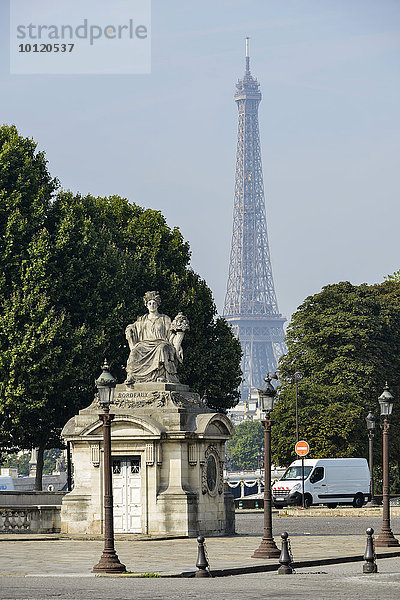 Statue von Bordeaux  Place de la Concorde  hinten Eiffelturm  Tour Eiffel  Paris  Frankreich  Europa