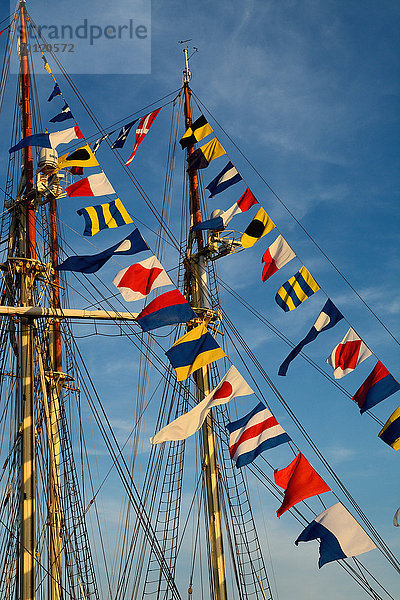 Flaggen und Wimpel an den schwedischen Segelbooten HMS Gladan und HMS Falken  im Hafen von Ystad  Schweden  Europa