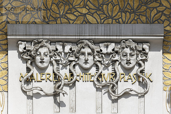 Drei Frauengesichter am Secessionsgebäude für zeitgenössische Kunst  Architektur  Malerei  Plastik  Jugendstil-Dekoration  Wien  Österreich  Europa