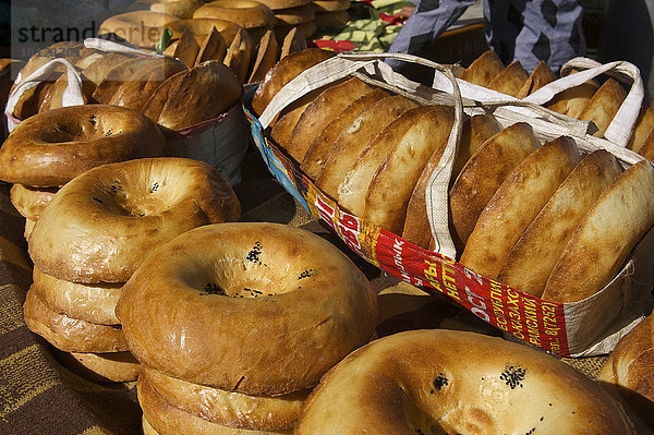 Brot zum Verkauf  Großer Basar  Samarkand  Usbekistan  Asien