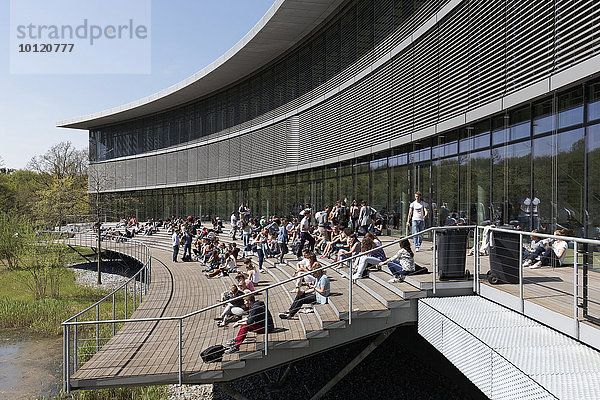 Studenten auf der Freitreppe vor dem Oeconomicum  Gebäude der Wirtschaftswissenschaften  Campus Heinrich-Heine-Universität  Düsseldorf  Nordrhein-Westfalen  Deutschland  Europa